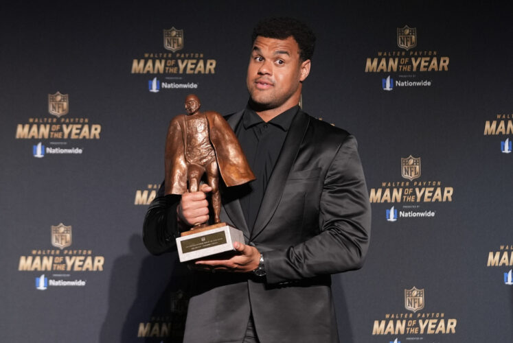 Jaguars' Arik Armstead wins Walter Payton Man of the Year at the NFL Honors event